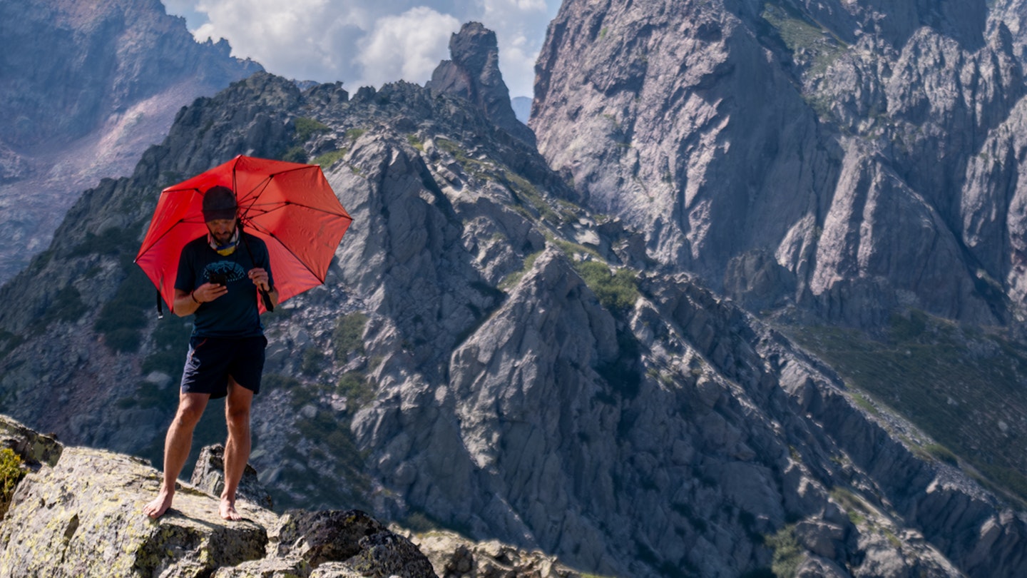 Gear expert Ben Weeks using the Decathlon profilter small umbrella close up